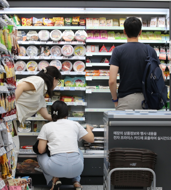 서울 시내의 한 편의점에서 시민들이 상품을 고르는 모습./사진=뉴시스 /사진=권창회