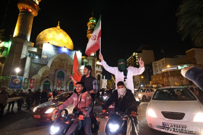 14일(현지시간) 이란이 이스라엘을 보복 공격하자 이란인들이 거리로 나와 테헤란의 팔레스타인 광장에서 자축하고 있다. / AFP=뉴스1