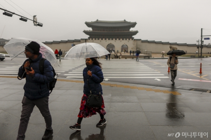 전국 대부분의 지역에 황사와 미세먼지의 영향으로 대기질이 나쁜 가운데서울  종로구 광화문광장에서 우산을 쓴 관광객이 이동하고 있다. /사진=뉴시스