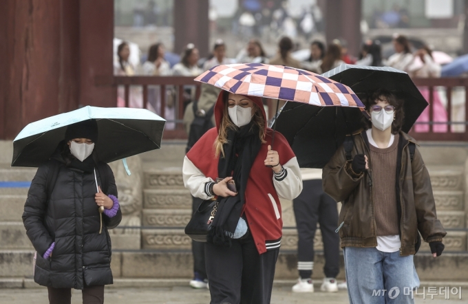 전국 대부분의 지역에 황사와 미세먼지의 영향으로 대기질이 나쁜 가운데 서울  종로구 경복궁에서 우산을 쓴 관광객이 이동하고 있다. /사진=뉴시스