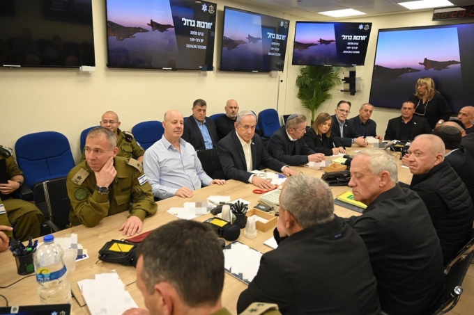 14일(현지시간) 이스라엘 텔아비브에서 베냐민 네타냐후 이스라엘 총리(왼쪽에서 3번째)가 전쟁 내각 회의에 참석하고 있다.  /AFPBBNews=뉴스1 