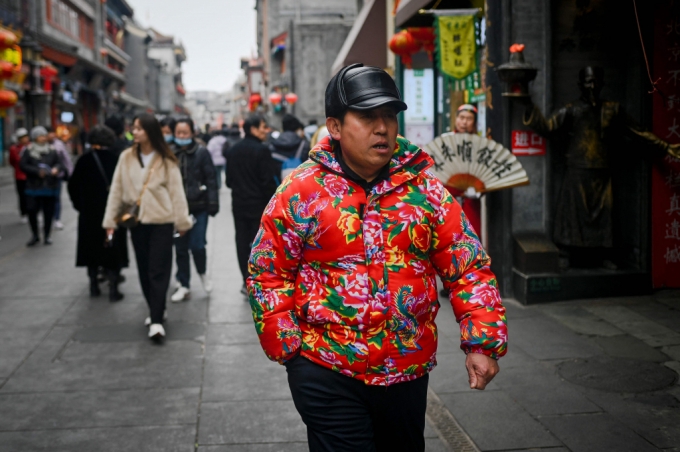 28일(현지시간) 중국 베이징에서 시민들이 쇼핑가를 거닐고 있다. 2024.02.28. /AFPBBNews=뉴스1