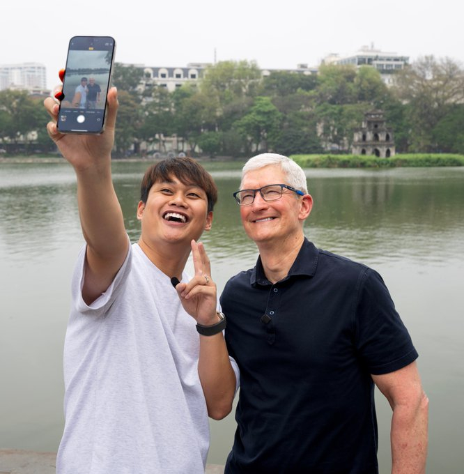 15일(현지시간) 베트남 하노이를 방문한 팀 쿡 애플 최고경영자(CEO)가 호안끼엠 호수 앞에서 아이폰15프로로 기념사진을 찍고 있다. /사진=쿡 CEO 엑스(옛 트위터)