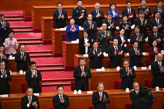 3월 11일 중국 베이징 인민대회당에서 열린 제14기 전국인민대표대회(전인대) 폐막식에 참석한 시진핑 중국 국가주석이 박수를 치고 있다. 우측에는 리창 국무원 총리다. 2024.03.11  /AFPBBNews=뉴스1