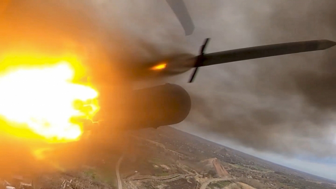 러시아 국방부가 제공한 사진에 12일(현지시각) 러시아 무장 헬기 Ka-52가 장소가 알려지지 않은 우크라이나 상공에서 목표물을 향해 로켓을 발사하고 있다. /AP=뉴시스
