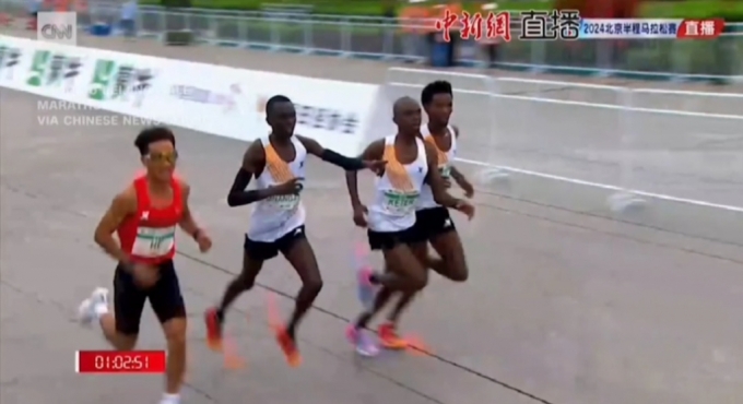 정해진 1등은 중국? 마라톤 결승선 직전, 케냐 선수들 단체로 한 행동