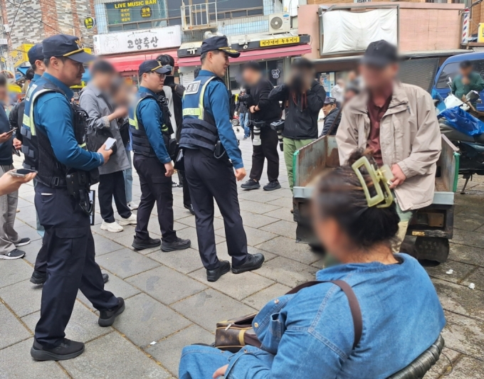 지난 16일 오후 1시쯤 서울 종로구 탑골공원 앞. 파란색 제복을 입은 경찰 7명이 도보 순찰을 나서면서 어르신에게 인사를 건네고 있다. /사진=김지은 기자 