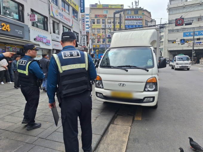 지난 16일 서울경찰청 기동순찰대가 차량 조회를 하고 있는 모습. /사진=김지은 기자