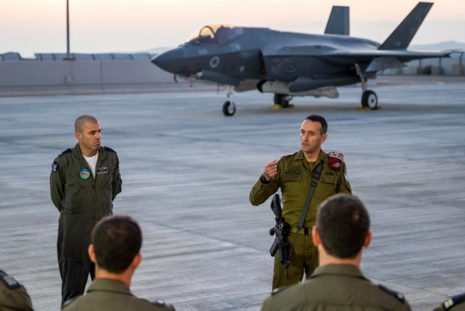 15일 남부 이스라엘 소재 네비팀 공군기지를 찾은 헤르치 할레비 이스라엘 합참의장이 F-35 스텔스 전투기를 배경으로 장병들에게 이란의 공격에 상시 보복할 태세를 갖출 것을 주문하고 있다. 2024.04.16 /AFPBBNews=뉴스1       