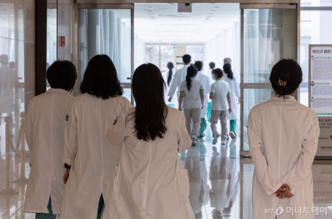 지난 16일 서울 한 대학병원에서 의료진들이 발걸음을 옮기고 있다./사진=뉴스1