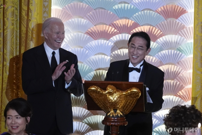 [워싱턴=AP/뉴시스] 조 바이든(왼쪽) 미국 대통령이 10일(현지시각) 백악관에서 열린 국빈 환영 만찬 중 기시다 후미오 일본 총리의 연설을 들으며 박수하고 있다. 2024.04.11. /사진=민경찬