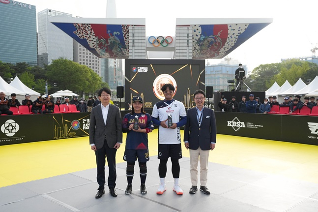 우승과 준우승을 차지한 일본과 대만 선수들(가운데). 맨 오른쪽은 이종훈 대한야구소프트볼협회장.  /사진=대한야구소프트볼협회 