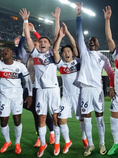 이강인과 파리 생제르맹(PSG) 선수들이 유럽축구연맹(UEFA) 챔피언스리그 4강 진출을 확정한 뒤 기뻐하고 있다. /사진=PSG 공식 인스타그램