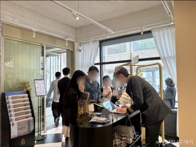 지난 16일 서울 성동구 성수동에 마련된 프랑스 니치향수 브랜드 메모파리 팝업스토어에서 직원이 고객들에게 체크인 카드 발급을 도와주고 있다. /사진=하수민기자 