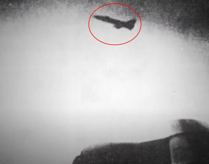 당시 대한항공 902편 안에서 승객이 찍은 사진. 여객기 옆에 소련의 요격기가 나란히 비행하고 있다./사진=SBS 달리
