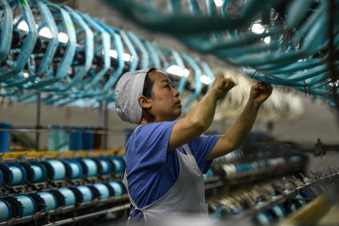 중국 안후이성 푸양에 소재한 섬유 회사의 직원이 지난 16일 비단실을 생산하고 있다. /AFPBBNews=뉴스1