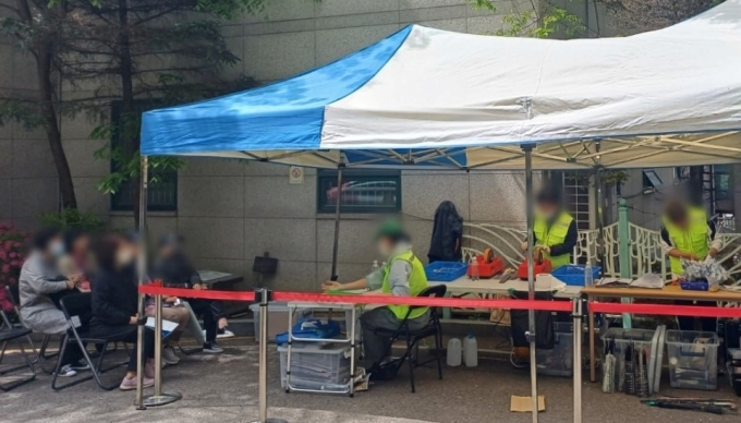 17일 오후 1시쯤 서울 관악구 성현동 주민센터에서 관악구청 주관하에 칼을 갈고 우산을 수리하는 서비스가 열린 모습. 사람이 몰려 그늘막에 대기하면서도 주민들은 웃음을 잃지 않았다./사진=오석진 기자