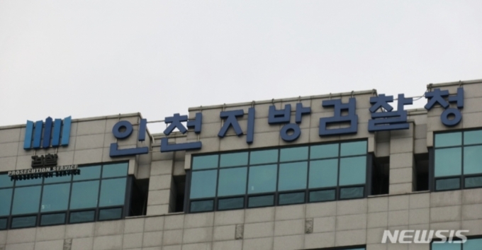 인천의 한 초등학교에서 교사의 목을 조르고 욕설을 한 30대 학부모에게 2심에서도 실형 선고가 내려졌다./사진=뉴시스