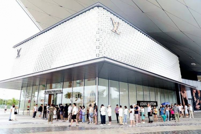 중국 하이난 휴양지 싼야지역 한 고급 쇼핑몰 명품 매장에 중국인들이 입장을 위해 줄을 서고 있다./사진=바이두