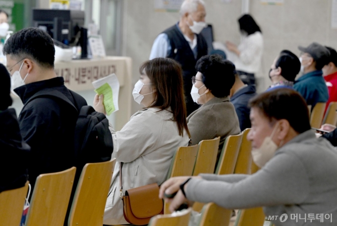  광주 동구 전남대학교병원에서 환자들이 진료를 기다리고 있다./사진=[광주=뉴시스] 김혜인 기자