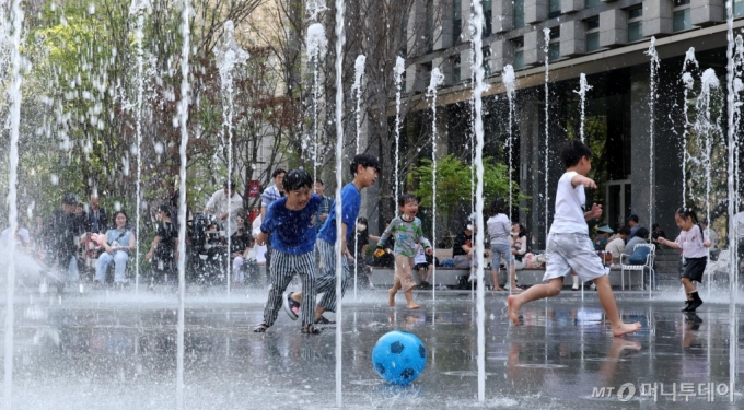 서울 종로구 광화문 광장에 나들이 나온 시민들과 어린이들이 분수대에서 휴일을 즐기고 있다. /사진=뉴시스