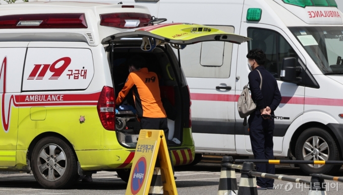지난 14일 서울의 한 대학병원 응급실 앞 정차된 구급차에서 응급환자가 의료진을 기다리고 있다./사진=뉴스1