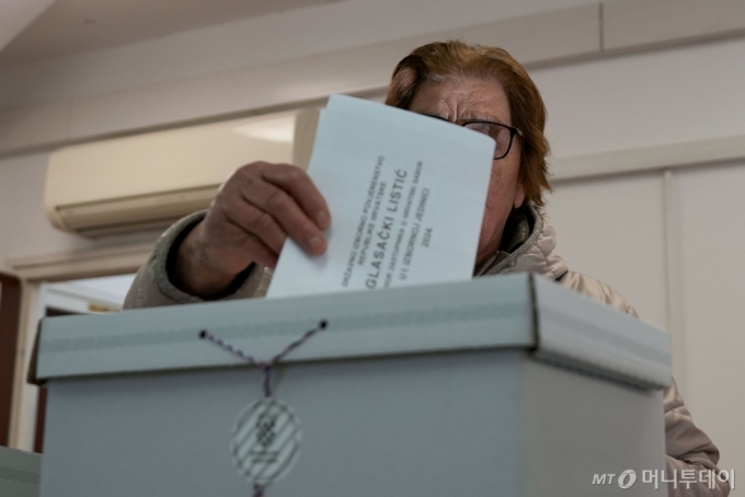 [자그레브=AP/뉴시스] 크로아티아 제11대 국회의원 선거일인 17일(현지시각) 자그레브의 한 투표소에서 유권자가 투표하고 있다. 2024.04.17. /사진=민경찬