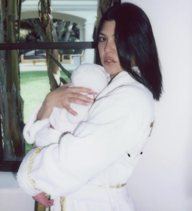 미국의 유명 방송인 코트니 카다시안이 자신의 아기를 안고 있는 모습./사진=카다시안 인스타그램 캡처 