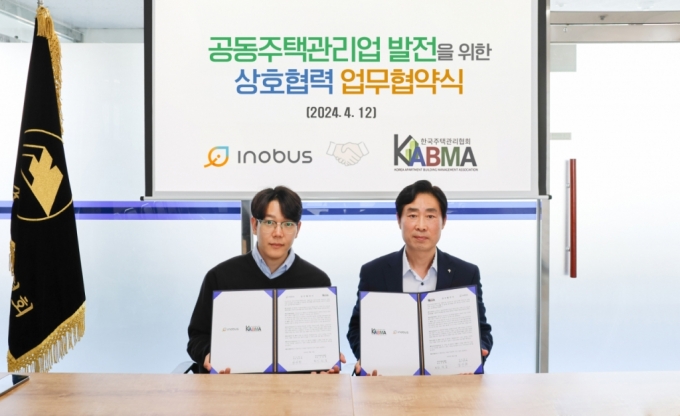 장진혁 이노버스 대표(왼쪽)가 한국주택관리협회와 ‘공동주택 투명페트병 자원순환 활성화에 대한 업무 협약’을 체결했다./사진=이노버스