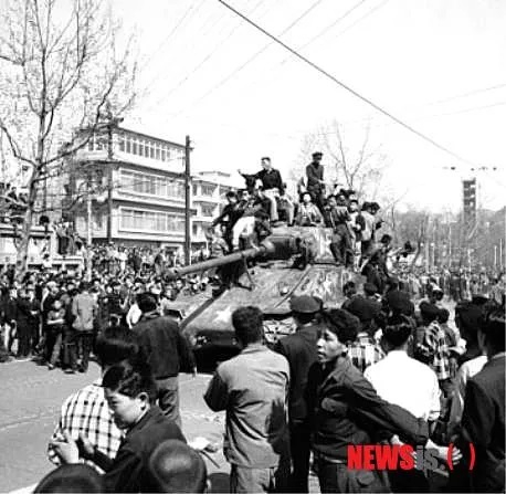 1960년 4월 이승만 대통령의 퇴진을 요구하는 시위대가 계엄군 탱크 위에 올라가 태극기를 흔들고 있다. /사진=뉴시스