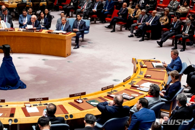 유엔 안전보장이사회의 3월 25일 회의에서 리야드 만수르 팔레스타인 대사 (왼쪽 위)가 라마단 기간중 가자지구 휴전안을 제안하며 안건을 설명하고 있다. 유엔안보리는 4월8일 회의에서 2011년 제안했던 팔레스타인 국가건설과 영토 회복 신청에 대한 재 논의를 시작했다. 2024.04. 17./AP=뉴시스