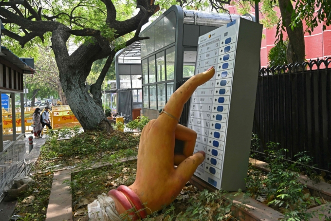15일 인도 뉴델리 선거관리위원회 앞에 전자투표 알림 대형 조형물이 설치돼 있다. 오는 19일 시작해  6주간 지속되는 인도 총선은 약 10억명의 유권자가 참여하는 세계 최대 민주 절차이다. 2024.04.15 /AFPBBNews=뉴스1