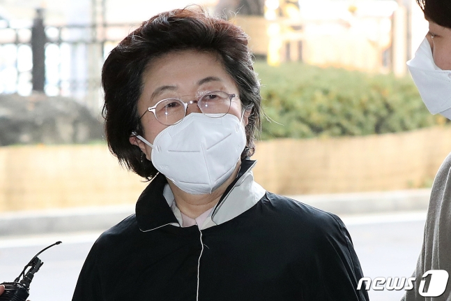 은재 전 의원이 2020년 11월 16일 패스트트랙 충돌 사태 재판을 받기 위해 서울남부지법에 들어서고 있다./사진=뉴스1 