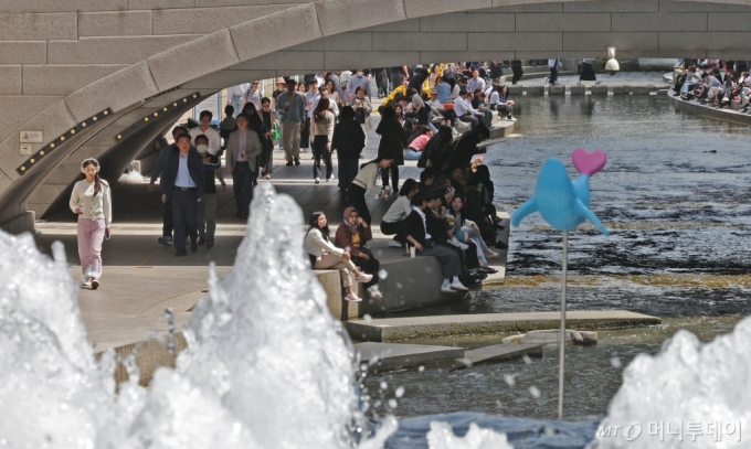 서울 중구 청계천을 찾은 시민과 관광객이 물가에 앉아 더위를 식히고 있다. /사진=뉴스1