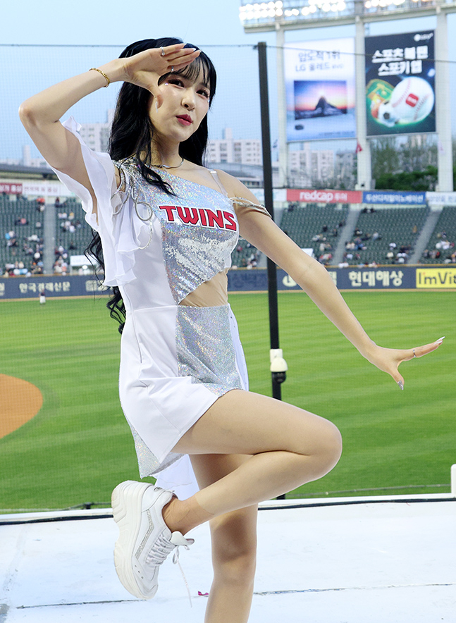 [포토] 임혜진 'LG 승리 이끄는 댄스'