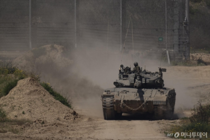 [가자지구=AP/뉴시스] 4일(현지시각) 이스라엘 남부-가자지구 국경 부근에서 이스라엘 전차가 이동하고 있다. 2024.04.05. /사진=민경찬