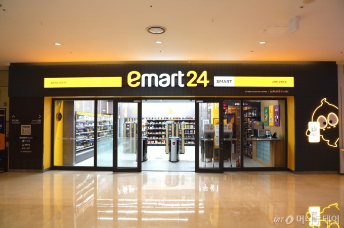 이마트24 스마트 코엑스점. 스마트 코엑스점은 상품을 들고 나오면 자동 결제되는 국내 최초의 완전스마트매장이다. /사진제공=이마트24