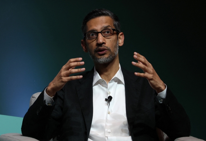  순다르 피차이 구글 CEO가 지난 4월3일(현지시간) 캘리포니아주 스탠퍼드대에서 열린 포럼에 참석해 토론을 하고 있다. /AFPBBNews=뉴스1