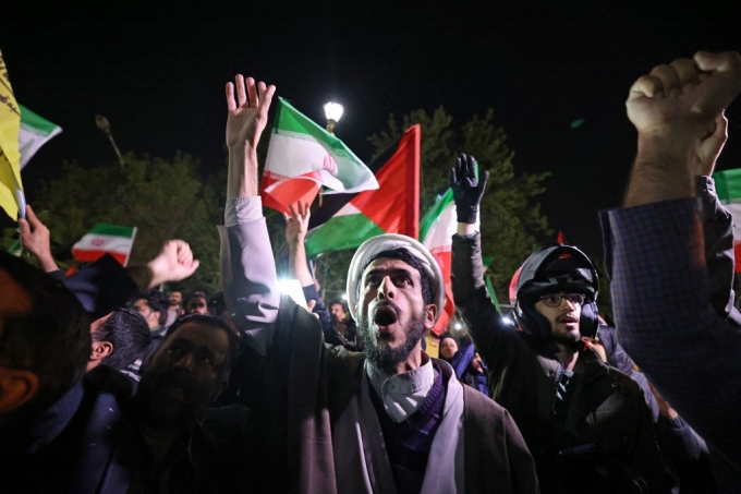 14일(현지시간) 이란 테헤란에서 반이스라엘 시위대가 이란의 이스라엘 공습을 옹호하는 집회를 열고 있다./AFPBBNews=뉴스1