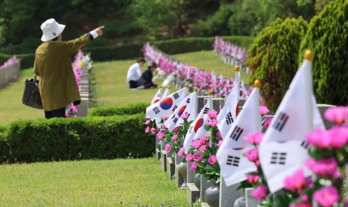 4.19혁명 기념일인 19일 서울 강북구 국립 4.19민주묘지를 찾은 유족이 참배하고 있다. /사진=뉴시스