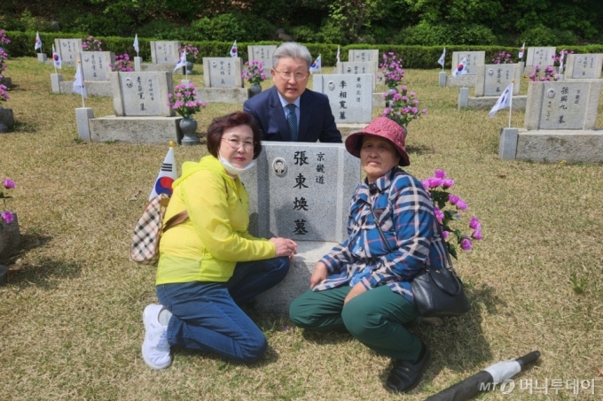 19일 오전 11시쯤 장옥순씨(80)는 서울 강북구 국립4·19민주묘지에 마련된 아버지 묘소를 동생 옥례씨(74), 기영씨(66)과 함께 찾았다. /사진=김미루 기자