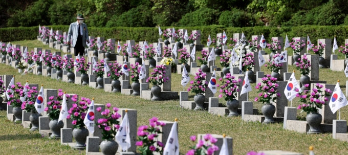 4·19혁명 기념일인 19일 오전 서울 강북구 국립 4·19민주묘지를 찾은 유족이 묘지를 걷고 있다. /사진=뉴스1