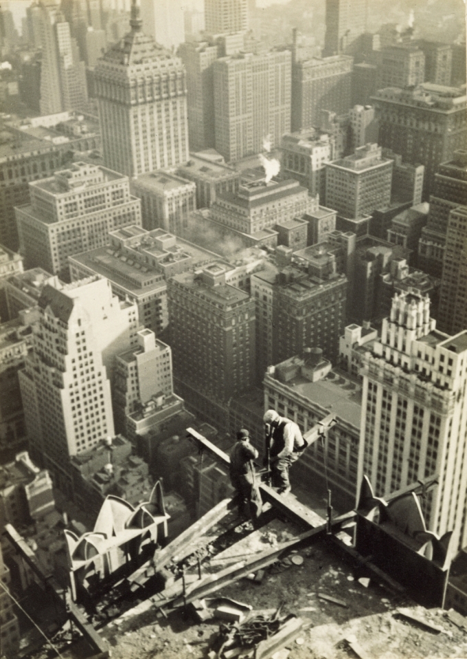 Fred Zinnemann, Building the Rockefeller Center, 1932 / (C)The Estate of Fred Zinnemann, Courtesy Peter Fetterman Gallery