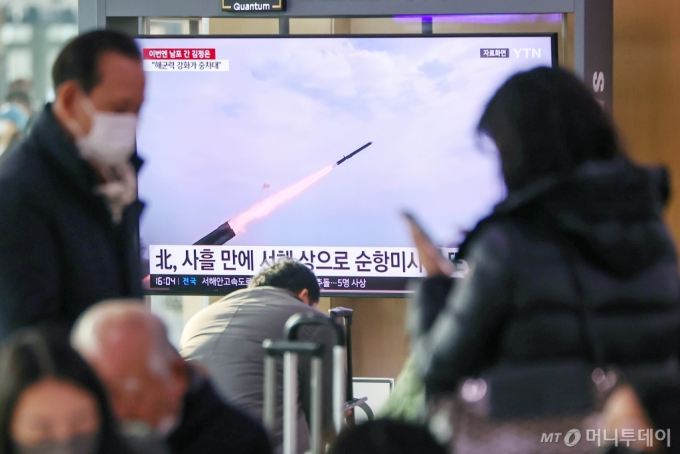 북한이 전략순항미사일 초대형 전투부(탄두) 위력시험과 신형 지대공(반항공)미사일 시험발사를 진행했다고 지난 19일 밝혔다. 사진은 지난 2월2일 서울 중구 서울역 대합실에서 시민들이 북한의 순항미사일 관련 보도를 시청하는 모습./사진제공=뉴스1