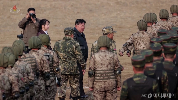 김정은 북한 노동당 총비서 겸 국무위원장이 딸 김주애와 지난달 15일 공수부대인 항공육전병부대 훈련을 지도했다고 조선중앙TV가 보도한 모습. 북한군 공수부대가 한국군 전투복을 그대로 베껴 입은 듯한 군복을 입은 모습이 눈에 띈다. 후방 침투 임무를 맡는 공수부대원들이 일종의 위장 전술을 펼치며 우리 후방을 교란할 수 있다는 게 전문가들의 목소리다. / 사진=뉴시스