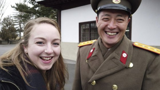 한 영국 여성이 북한 군인과 웃으며 사진을 촬영하고 있다. /사진=SNS 갈무리
