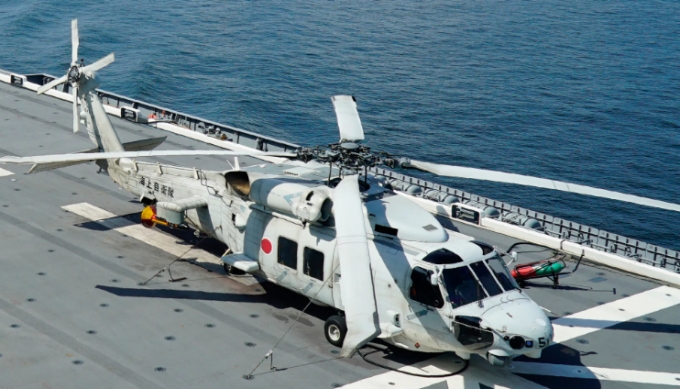 일본 해상자위대의 SH-60K 헬기 2대가 20일 야간 훈련 도중 추락했다. 헬기에는 4명씩 총 8명이 탑승했고, 이중 1명은 구조됐지만 생존 여부 등은 확인되지 않고 있다. /AP=뉴시스