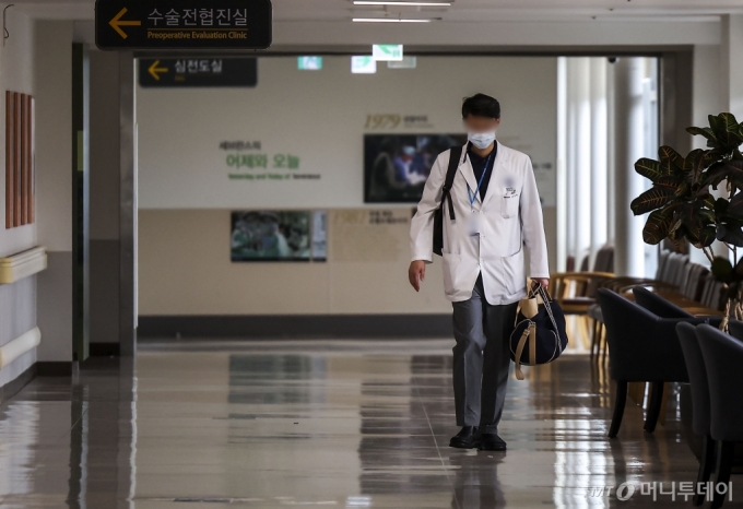 지난 21일 서울시내 대학병원에서 의료진이 이동하고 있다/사진=뉴시스 /사진=정병혁