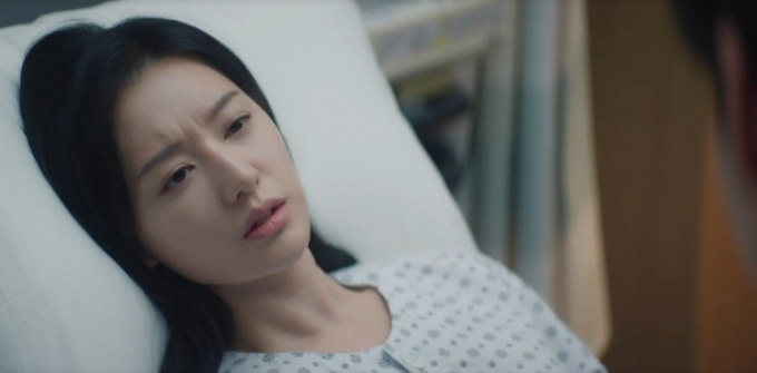 드라마 '눈물의 여왕'에서 수술 후 기억을 잃은 홍해인(김지원 분). 윤은성(박성훈 분)은 홍해인에게 "우린 사랑한 사이"라고 거짓말을 했다. /사진=tvN '눈물의 여왕' 방송화면 캡처
