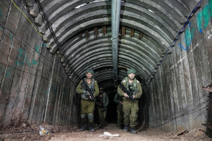 이스라엘 군인들이 지난해 12월 15일(현지시각) 가자지구 북부 에레즈 국경검문소 인근에서 발견한 터널을 수색하고 있다. 이스라엘 방위군(IDF)은 17일 이 땅굴 길이가 4㎞에 달하고 폭이 3m 정도로 자동차도 이동할 수 있으며 최대 깊이는 지하 50m에 이른다면서 지금까지 발견된 것 중 최대 규모라고 밝혔다. /AP=뉴시스